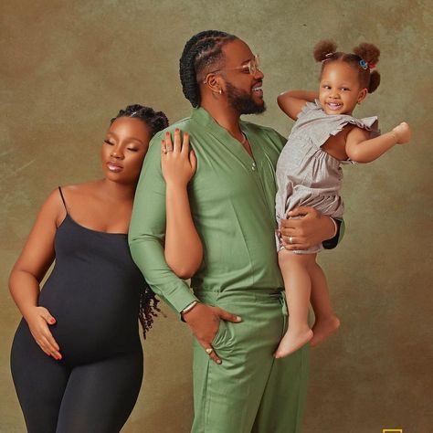 Family Maternity Pictures, Maternity Photography Poses Couple, Maternity Photography Poses Pregnancy Pics, Maternity Photoshoot Outfits, Couple Pregnancy Photoshoot, Maternity Studio, Maternity Photoshoot Poses, Family Photoshoot Outfits, Black Family