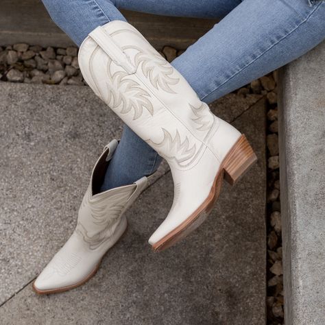 Snip Toe Cowgirl Boots, Tall Cowgirl Boots, White Cowgirl Boots, Womens Cowgirl Boots, Wilde Westen, Boot Stand, Cowgirl Boot, Leather Western Boots, Suede Mini Skirt