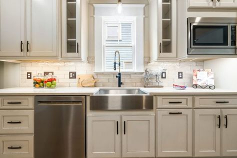 How to Choose the Best Size Pulls for Your Cabinets Copper Kitchen Sink Farmhouse, Cupboard Makeover, Copper Kitchen Sink, Shaker Kitchen Cabinets, Unique Cabinets, Farmhouse Kitchen Design, Single Handle Kitchen Faucet, Decorating Styles, Farmhouse Sink Kitchen