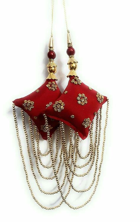 Latkan For Lehenga, Latkan Making, Tassels Fashion Clothing, �डिजाइनर कपड़े, Designer Tassels, Saree Tassels Designs, Saree Kuchu Designs, Rakhi Design, Handmade Flowers Fabric