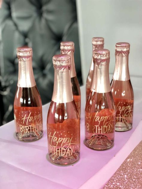 Brunch Birthday Party Ideas, Brunch Birthday Party, Wine Birthday Party, 21st Birthday Themes, Birthday Champagne, 15th Birthday Party Ideas, 21st Birthday Girl, Champagne Birthday, 40th Birthday Party Decorations