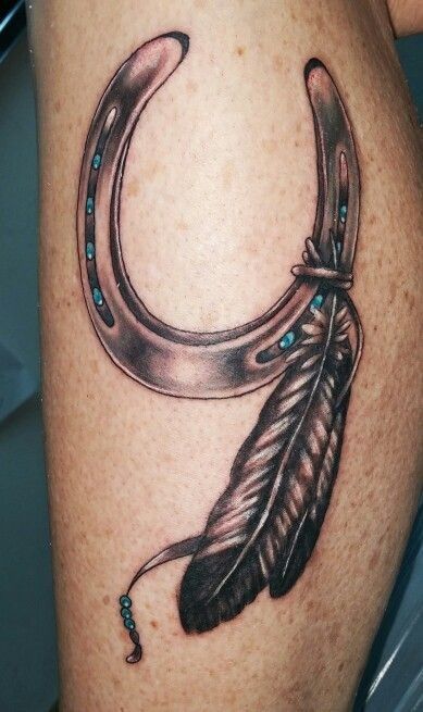 Cute horseshoe for good luck and feathers tattoo Horseshoe Tattoo, Tato Tradisional, Horse Shoe Tattoo, Cowgirl Tattoos, Shoe Tattoos, Rose Tattoo Sleeve, Western Tattoos, Tattoo Prices, Geniale Tattoos