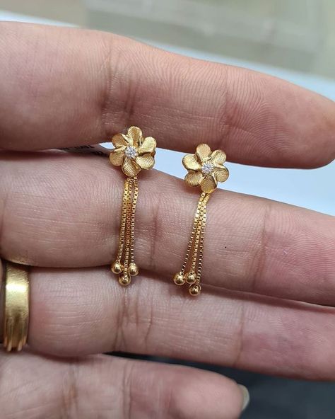 Gold Earrings Studs Simple, Beautiful Gold Earrings, Instagram Admin, Gold Earrings For Kids, Unique Gold Jewelry Designs, Gold Tops, Simple Gold Earrings, Earring Styles, New Gold Jewellery Designs