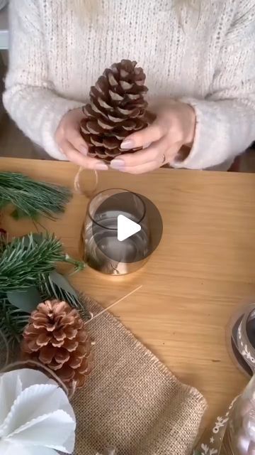 How To Decorate Pine Cones, Diy Christmas Pinecone Crafts, Pigne Ideas, Cute Christmas Diy Decorations, Christmas Decor Table Ideas, Christmas Creative Ideas, Christmas Diy Gifts Ideas, Xmas Centerpiece Ideas, Deco Noel Diy