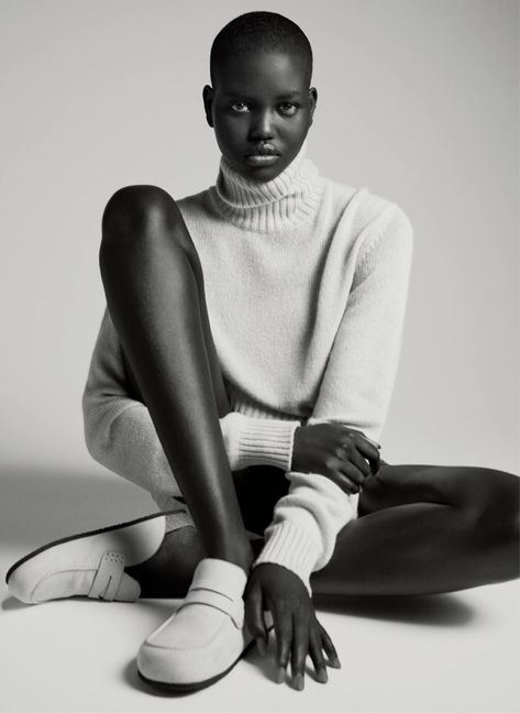 Adut Akech and Kaia Gerber Keep It Simple in the Season’s New Minimalism | Vogue Vogue Poses, Mode Poses, Adut Akech, Camel Style, Mode Editorials, Photographie Portrait Inspiration, Model Test, Vogue Us, Kaia Gerber