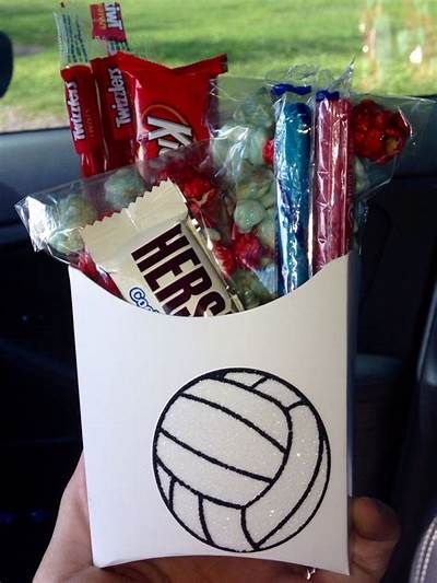 Volleyball Treats Snacks Cute Ideas, Volleyball Gifts For Players Diy, Volleyball Gift Ideas, Volleyball Snacks, Sports Treats, Volleyball Locker Decorations, Volleyball Birthday Party, Volleyball Crafts, Volleyball Locker