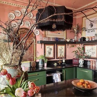 #FearlessInteriors (@fearlessinteriors) • Instagram-Fotos und -Videos Maximalist Decor Kitchen, Maximalist Kitchen, Eclectic Kitchen Decor, Maximalist Home, Eclectic Kitchen, Maximalist Decor, Apartment Decor Inspiration, Kitchen Style, Dream Home Design