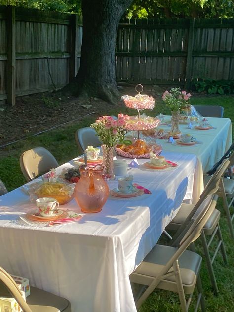 Graduation Display Table, College Grad Party Decor, Outdoor Tea Parties, Grad Party Theme, Floral Graduation Party, Backyard Graduation Party, Garden Party Bridal Shower, Graduation Party Planning, Grad Party Decorations