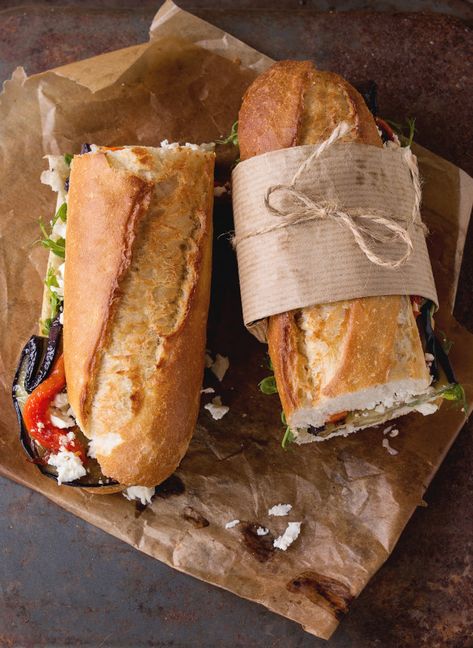 Sándwich baguette vegetariano Foto Premium Sandwich Recipes Baguette, Baguette Food Photography, French Sandwich Baguette, Baggett Sandwich Ideas, Trendy Sandwiches, Buggettes Bread Sandwich, Vegetarian Baguette Sandwich, Baquette Bread Sandwich, Vegan Baguette Sandwich