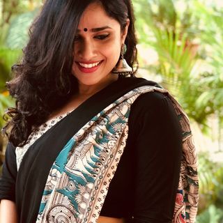 Neetha Manoj (@neetha_manoj) • Instagram photos and videos Indian Hair Cuts, Kalamkari Prints, Black Saree, Saree Models, Bridal Mehndi Designs, Photography Poses Women, Actress Pics, Saree Look, Indian Hairstyles