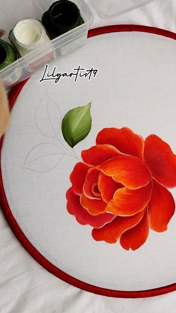 Rose Fabric Painting, Rose Flower Painting, Flower Painting Videos, Dupatta Painting, Painted Dupatta, Cloth Painting, Saree Painting, Fabric Painting Techniques, Kerala Mural Painting