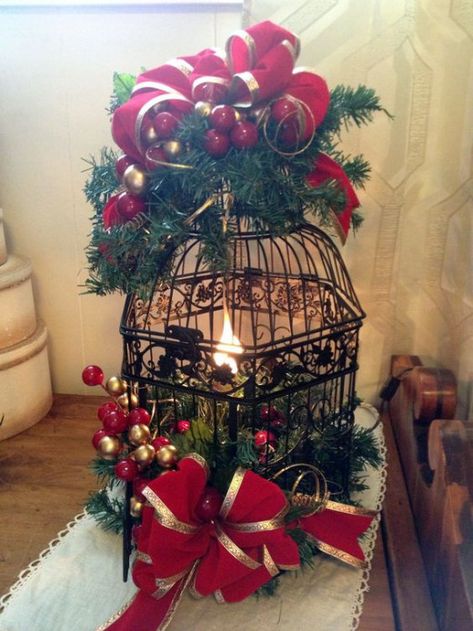 Christmas Decorated Birdcages, Christmas Birdcage Ideas, Easy Diy Outdoor Christmas Decorations, Centerpieces For Christmas, Birdcage Centerpiece, Wedding Decorations Candles, Porch Christmas Lights, Easy Outdoor Christmas Decorations, Birdcage Decor