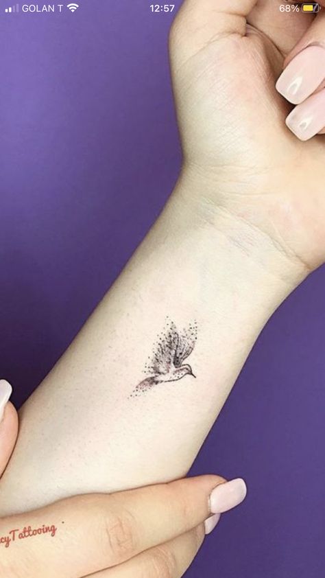 Small Hummingbird Tattoo, Tiny Bird Tattoos, Bird Tattoos For Women, Freedom Tattoos, Wrist Tattoo Ideas, Tato Minimal, Bird Tattoo Wrist, Tiny Wrist Tattoos, Flower Wrist Tattoos