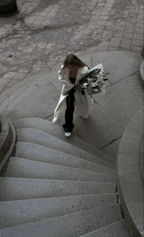 White Black Outfit, City Shoot, Flower Photoshoot, Elegant Outfit Classy, Solo Photo, Iphone Wallpaper Quotes Love, Best Photo Poses, Instagram Feed Ideas, Shooting Photo