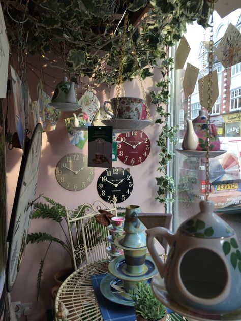 Alice In Wonderland Inspired Room, Alice In Wonderland Window Display, Alice In Wonderland Coffee Shop, Alice In Wonderland Room Aesthetic, Madeline Hatter Aesthetic, Alice In Wonderland Interior Design, Alice In Wonderland Interior, Hatter Aesthetic, Wonderland Bathroom