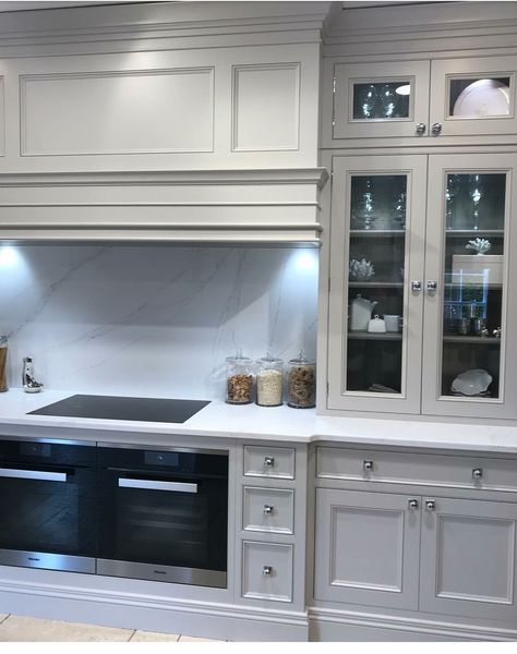 Contemporary Backsplash, Kitchen Canopy, Kitchen Hood Design, Hood Ideas, Kitchen Contemporary, Open Plan Kitchen Living Room, Kitchen Hood, Kitchen Hoods, Classic Kitchens