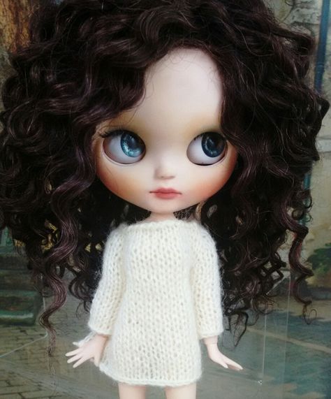 Brown Curly Hair Blue Eyes Blythe Doll, Bythle Dolls Curly Hair, Blythe Doll Brown Hair Blue Eyes No Bangs, Blythe Dolls Curly Hair And Glasses, Blythe Doll Brown Curly Hair, Blythe Doll Curly Hair Brown Eyes, Blythe Dolls Wavy Hair, Blythe Dolls Blue Eyes, Blythe Doll Brown Hair Blue Eyes