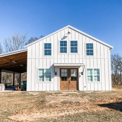 Farmhouse Shop House, All White Barndominium, Barndominium White Exterior, Small White Barndominium, Small Barndominium Exterior, Cream Barndominium Exterior, White Shop House, Barn Apartment Interior, Barndo Farmhouse