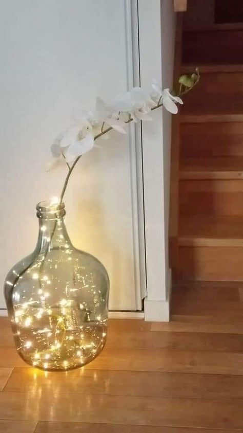 Glass Jugs Decor, Vase Filler Ideas, Jug Decor, Outside Fall Decor, Glass Vase Decor, Island Decor, Flower Arrangements Diy, Farmhouse Decor Living Room, Deco Floral