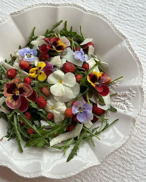 Fairy Garden Party Food, Fairy Themed Food, Fae Food, Fairy Recipes, Bali Cafe, Fairytale Food, Wildflower Birthday Party, Garden Party Recipes, Wildflower Birthday