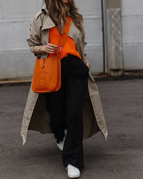 Image by woahstyle.com Orange Sweater Outfit, Orange Outfits, Trench Beige, Orange Outfit, Orange Sweaters, Looks Black, Orange Bag, Fashion Top, Orange Fashion