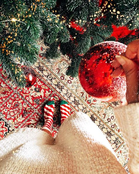 942 Likes, 16 Comments - Alaís 🌺 (@alaisredondo) on Instagram: “❣️ XMAS @happysocks ❣️” Christmas Pictures Friends, Baby Christmas Pictures, Christmas Pictures Kids, Decoration Ideas For Bedroom, Sibling Photoshoot, Christmas Shooting, Family Christmas Pictures Outfits, Dog Christmas Pictures, Christmas Picture Ideas