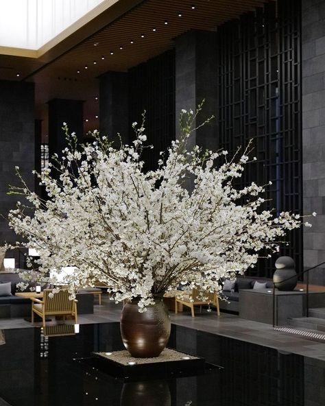 Aman Tokyo, Hotel In Tokyo, Blossom House, Sakura Season, 80s Art Deco, Japanese Blossom, Japanese Tree, Large Flower Arrangements, Ikebana Flower Arrangement