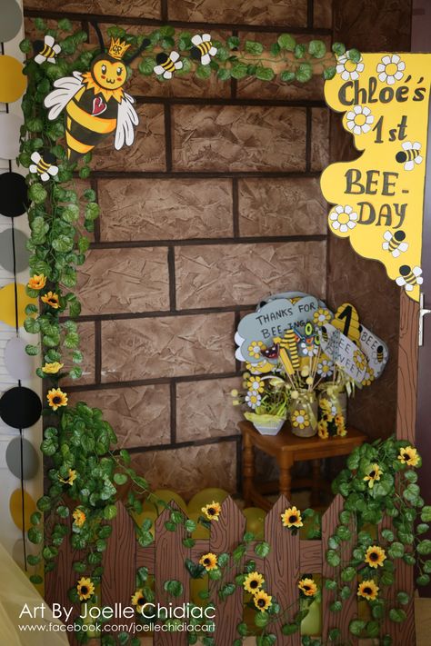 birthday themed bee / yellow grey white and black decoration for a baby girl first birtgday party / handmade photobooth frame and props Bee Theme Photo Booth, School Backdrop, Bee Birthday Theme, Photobooth Frame, Sunflower Birthday Parties, Honey Bee Theme, Bday Party Kids, Princess Birthday Party Decorations, Happy Birthday Decor