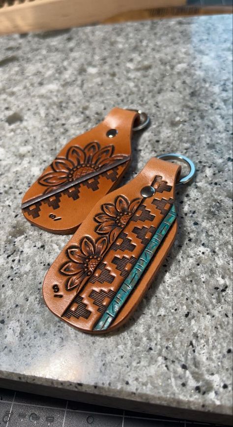 Tooled Leather Gifts For Men, Leather Keyring Pattern, Leatherworking Beginner, Leather Stamping Ideas, Leather Tooling Projects, Leather Tooling Patterns Templates, Easy Leather Projects, Diy Leather Keychain, Leather Craft Ideas