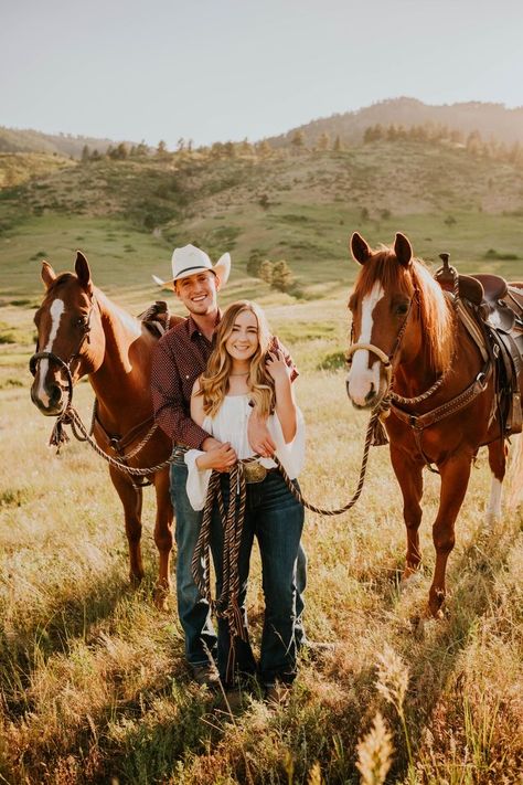 Couple Horse Photography, Country Couple Photos, Shooting Photo Couple, Mountain Proposal, Western Engagement Photos, Country Couple Pictures, Country Relationship Goals, Cute Country Couples, Country Couple