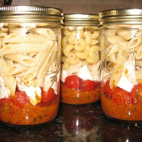 Want to start clean eating but always struggle to find time to do so? This collection of healthy meal prep ideas will surely help you get started. Mason Jar Meal Prep, Mason Jar Lunch, Mason Jar Salad, Mason Jar Meals, Salad In A Jar, Think Food, Meals In A Jar, Work Lunch, Make Ahead Meals