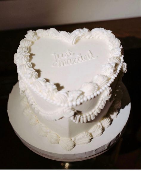 Wedding Cake Aesthetic, Retro Wedding Cakes, Heart Shaped Wedding Cakes, Heart Shaped Cake, Heart Wedding Cakes, Birthday Cake Decorating Ideas, Classic Wedding Cake, Sarah Seven, Shaped Cake