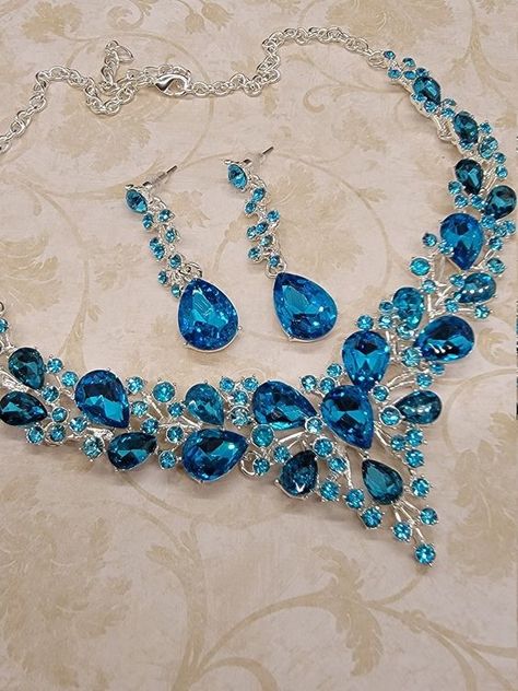 loving this! 💙 #FormalApproach #FormalTogether #IPAProm #IPAPromRetailer #IPADesigner Prom Jewelry Sets, قلادات متدلية, Earrings Prom, Bridal Jewelry Vintage, Stone Statement Necklace, Prom Earrings, Magical Jewelry, Prom Jewelry, Diamond Jewelry Designs