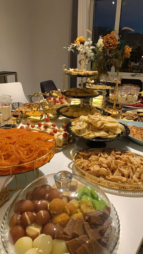 Ramadan Food Display, Desi Birthday Party Ideas, Desi Food Platter, Indian Food Table Decor, Dholki Food Ideas, Wedding Buffet Indian, Eid Dinner Table Settings, Dholki Dessert Table, Arab Food Table