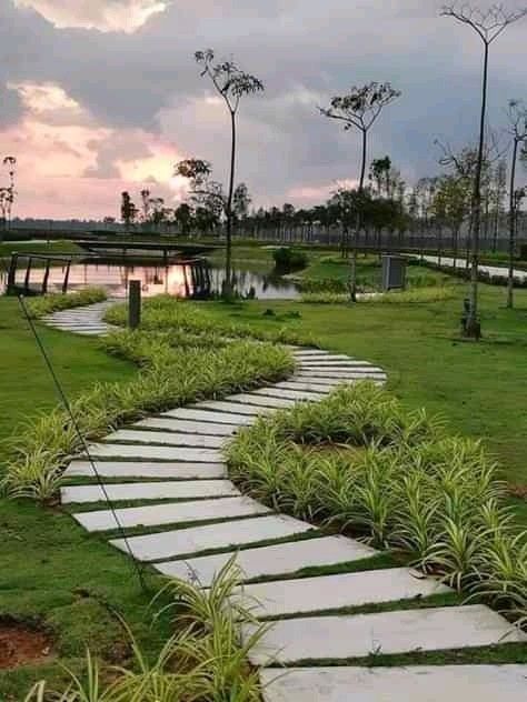 Road Side Landscape Design, Curved Pathway, Stepping Stones Pathway, Concrete Pavers Walkway, Beautiful Houses Exterior, Stepping Stone Pathway, Concrete Pathway, Terraced Garden, Large Pavers