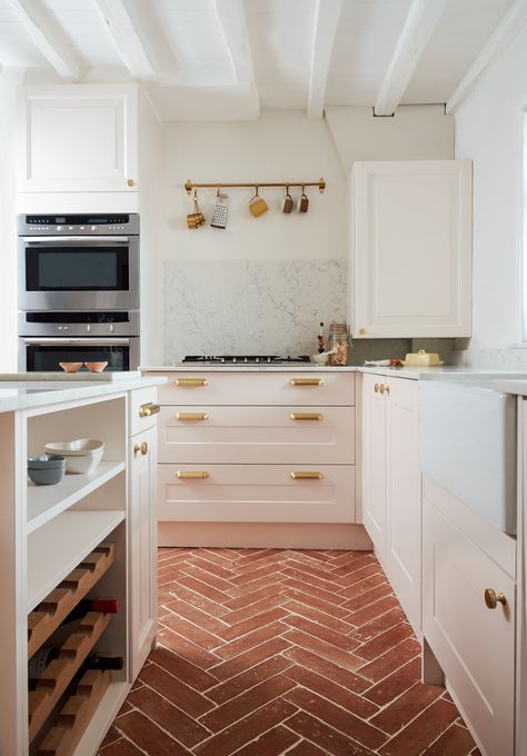 Terracota Floor Kitchen, Terracotta Tile Floor Kitchen, Kitchen Terracotta Floor, Terracotta Tile Kitchen, Floors Of Stone, Terracotta Tile Floor, Terracotta Kitchen, Parquet Tiles, Terracotta Floors