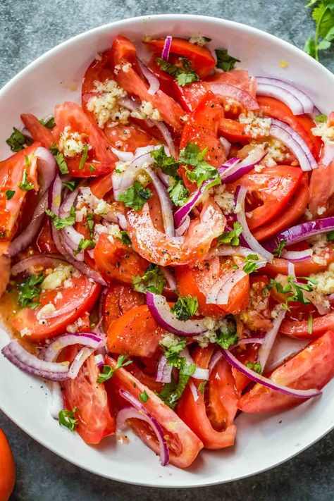 Tomato Salad Dressing, Tomato And Onion Salad, Tomato Salad Recipe, Fresh Tomato Recipes, Tomato Salad Recipes, Resep Salad, Red Onion Salad, Grape Salad, Onion Salad