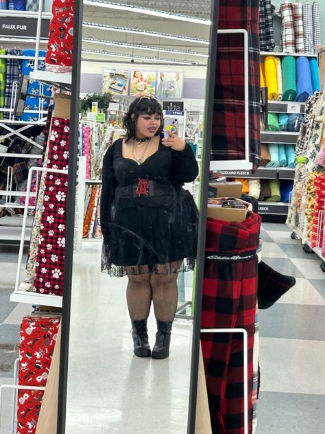 Alt Goth Outfits Plus Size, Plus Size Scene Outfits, Gothic Plus Size Fashion, Laneway Outfits, Chubby Alternative Fashion, Chubby Goth Girl, Plus Size Emo Outfits, Haircuts Of 2023, Alt Plus Size