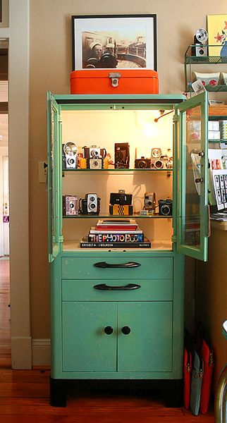 I love vintage medical cabinets. They can be used for so many different things in the house including bathroom storage, (marthastewart.com) display cases for all those cool vintage finds (Piewacket – Lara Rossignal) and even as jewelry storage. (WhisperWood Cottage) So when I was out garage sale shopping a few weeks ago, I got all … Glass Vitrine, Vintage Medical Cabinet, Vintage Metal Cabinet, Camera Display, Fotocamere Vintage, Medical Decor, Camera Storage, Medical Cabinet, Diy Display