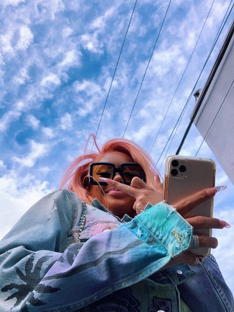 Saweetie Icy Grl, Icy Girl, Iphone Dynamic Wallpaper, Zayn Malik Pics, Bad Girl Wallpaper, Black Background Wallpaper, Reaction Face, Female Rappers, Black Barbie