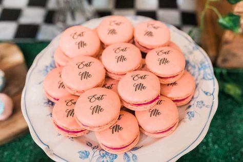 The 'eat me' macarons at this Alice in Wonderland Birthday Party are so pretty! See more party ideas and share yours at CatchMyParty.com #catchmyparty #partyideas #aliceinwonderland #aliceinwonderlandparty #teaparty #girlbirthday Eat Me Macarons, Alice In Wonderland Macarons, Alice In Wonderland Dessert Table, Vintage Dessert Tables, Tea Party Desserts, Alice In Wonderland Birthday Party, Wonderland Birthday Party, Alice In Wonderland Decorations, Tea Party Cake