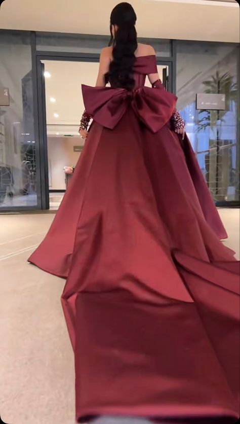 Dress With Gloves Classy, Dinner Gowns, Ruffle Prom Dress, Gowns Dresses Elegant, Classy Prom Dresses, Prom Dresses 2024, Effortlessly Chic Outfits, Glamour Dress, Do Not Worry