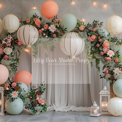 Round backdrop with balloons