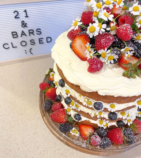 Wild Chamomile, Cake Decorated With Fruit, Fruit Birthday Cake, 19th Birthday Cakes, 21st Cake, Birthday Cake With Flowers, Fresh Flower Cake, Summer Baking, Spring Cake