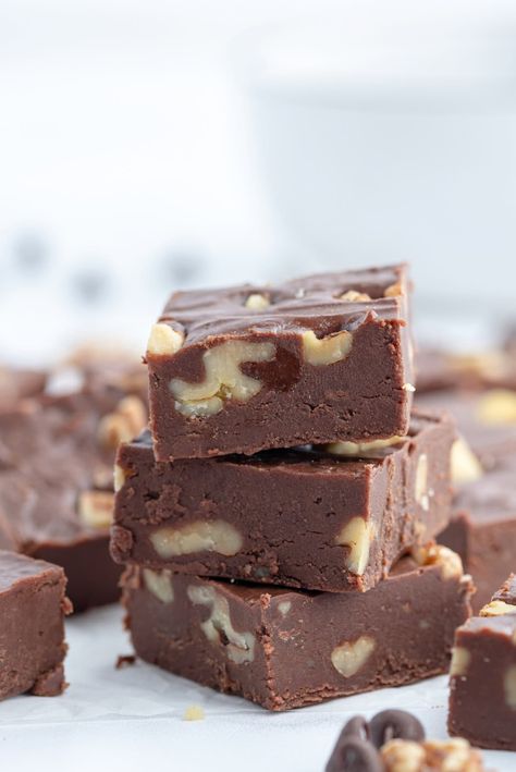 Chocolate Walnut Fudge Recipe, Walnut Fudge Recipe, Creamy Chocolate Fudge, Fudge Christmas, Chocolate Walnut Fudge, Eggnog Fudge, Pumpkin Fudge, Pie Recipe Easy, Walnut Fudge