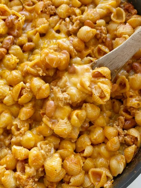 Turkey Chili Mac and Cheese is made in just one pot! Ground turkey chili with pinto beans cooks in a seasoned tomato sauce and chicken broth base with small shell pasta. Add lots of cheese for a cheesy and creamy mac and cheese with turkey chili! Secret Chili Ingredients, Chili With Pinto Beans, Main Dish For A Crowd, Turkey Chili Mac, Small Shell Pasta, Savory Cravings, Dish For A Crowd, Turkey Recipes Easy, Mac And Cheese Easy