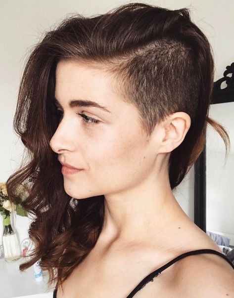 Buzz Cut Girls Who Inspire You to Cut Locks Dramatically Half Shaved Head Hairstyle, Half Shaved Head, Side Haircut, Side Cut Hairstyles, Buzz Haircut, Undercut Long Hair, Half Shaved Hair, Buzzed Hair, Shaved Side Hairstyles