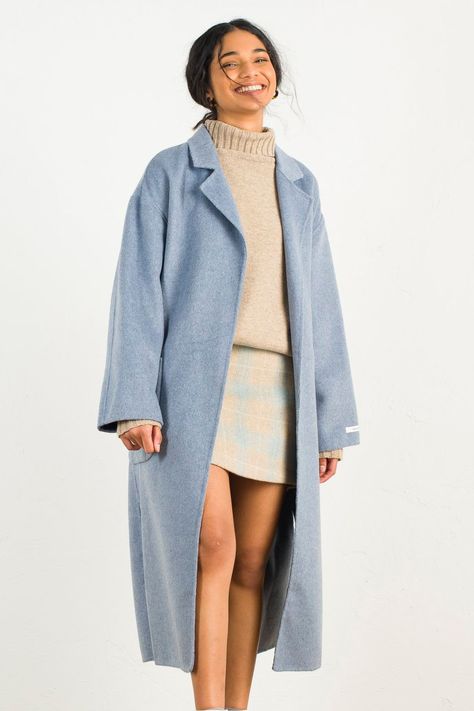 #olive #oliveclothing #fashion #blackfriday #coat #blue #pastel #classic #vintage #long #winter Light Blue Long Coat Outfit, Light Blue Monochromatic Outfit, Light Blue Coat Outfit, Blue Winter Outfits, Pastel Winter Outfit, Blue Winter Outfit, Trench Coat Outfit Winter, Blue Coat Outfit, Coat Outfits For Women