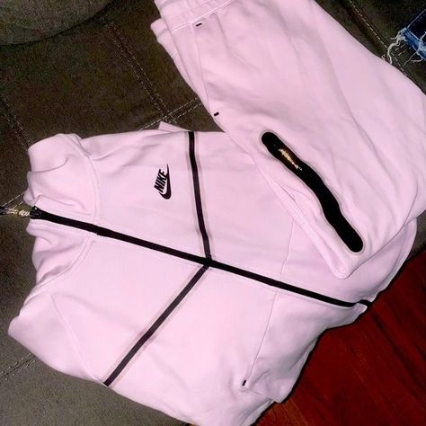 Nike Clothes Tech, Pink Nike Tech Fleece, Nike Tech Tracksuits Woman, Pink Tech Nike, Pink Nike Tech Outfit, Tech Nike Girl, Nike Fitness Outfits Women, Ensemble Nike Rose, Nike Tech Fleece Drip Girl