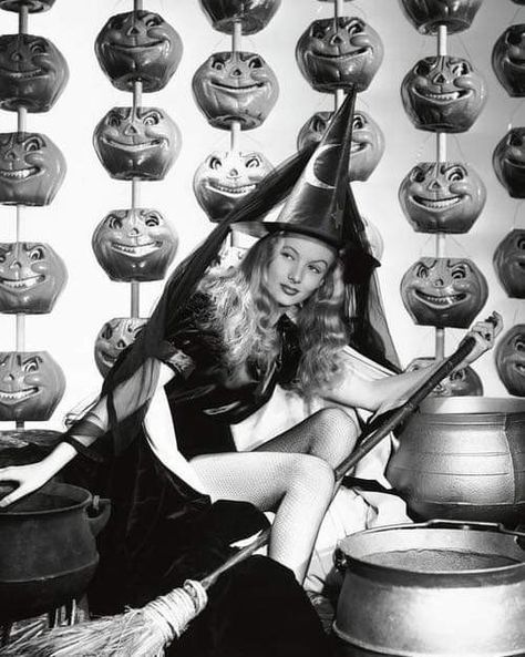 Veronica Lake In "I Married A Witch" 1942 I Married A Witch, The Veronicas, Halloween Pin Up, Best Celebrity Halloween Costumes, Veronica Lake, Celebrity Halloween Costumes, Vintage Witch, Classic Actresses, Hollywood Icons